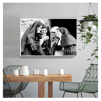 Черно-белый плакат Сигарета Забавное настенное искусство Картина на холсте Странный домашний декор комнаты Принты с курящими монахинями Винтажное фото